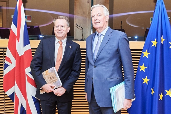 Trưởng đoàn đàm phán Brexit của Anh David Frost  (bên trái) và Trưởng đoàn đàm phán Brexit của EU Michel Barnier. Ảnh: Reuters